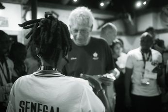 Martin übergibt einer Athletin aus dem Senegal eine Urkunde