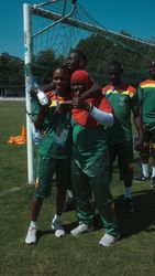 Eine Truppe von Senegales vor einem Fussballtor