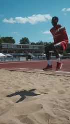 Athlet der Delegation beim Weitsprung