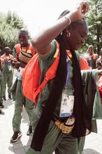 Athletin aus dem Senegal tanzt bei der Ankunft in Neuss