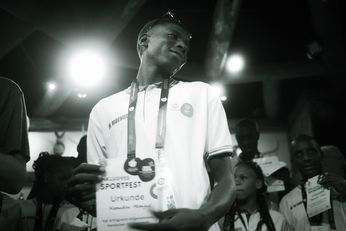 Athlet aus dem Senegal mit Urkunde vom Sportfest